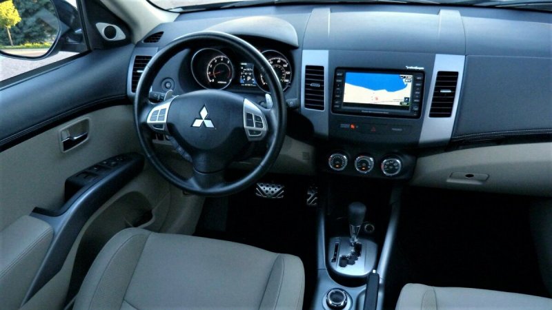 Mitsubishi Outlander XL салон