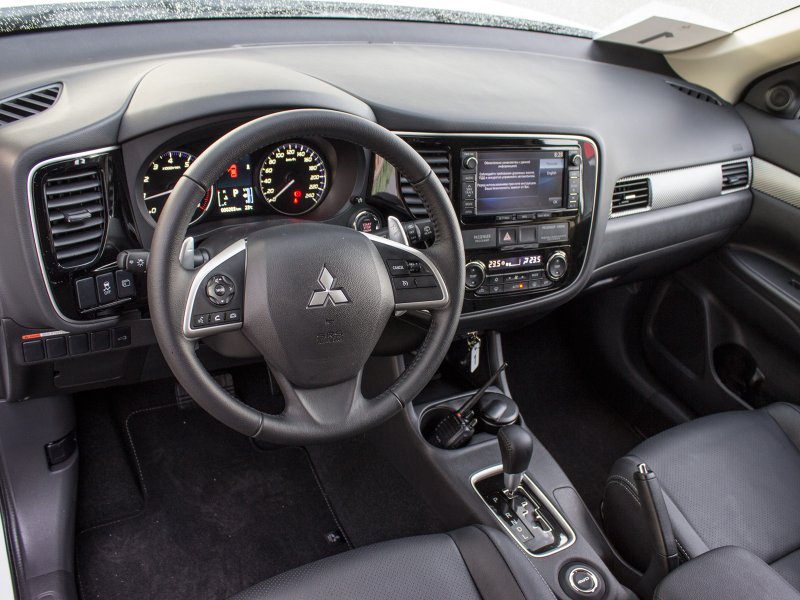 Mitsubishi Outlander 2012 Salon