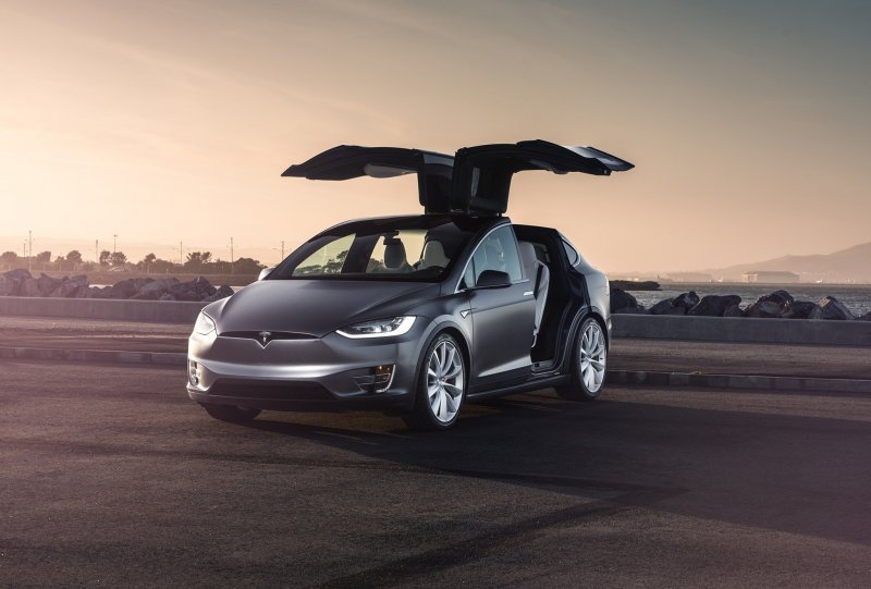 Tesla model седан