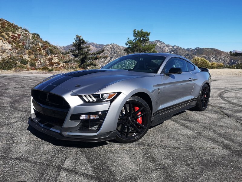 Ford Mustang 2015 золотой