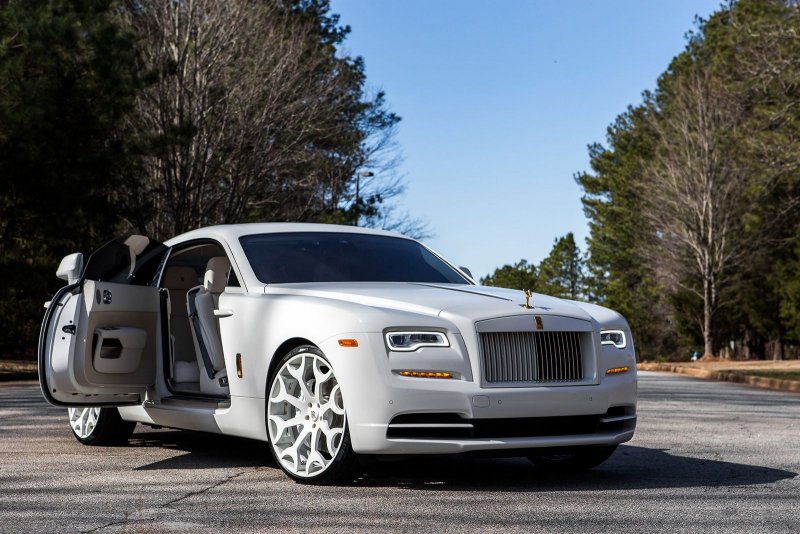 Rolls Royce Wraith белый
