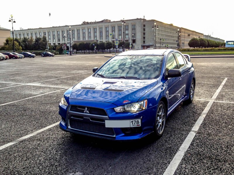 Синий Mitsubishi Lancer Evolution 2