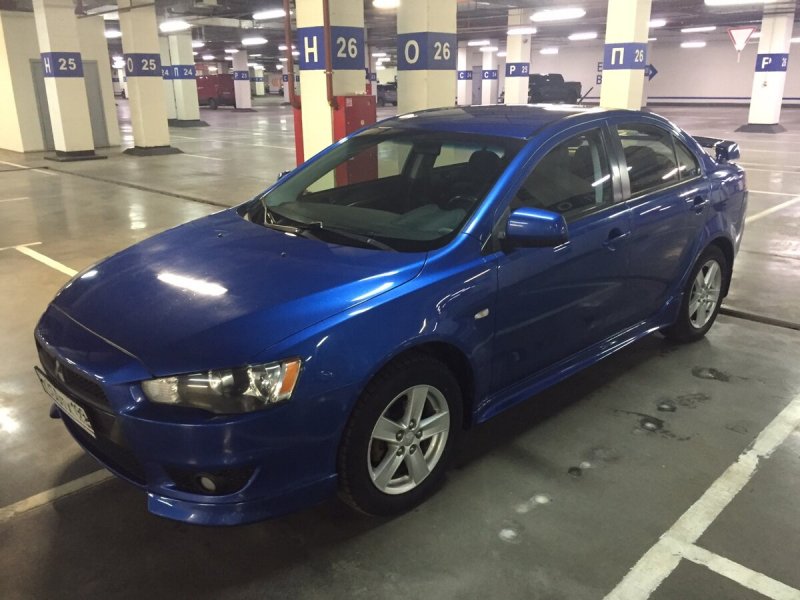 Mitsubishi Lancer 10 синего цвета