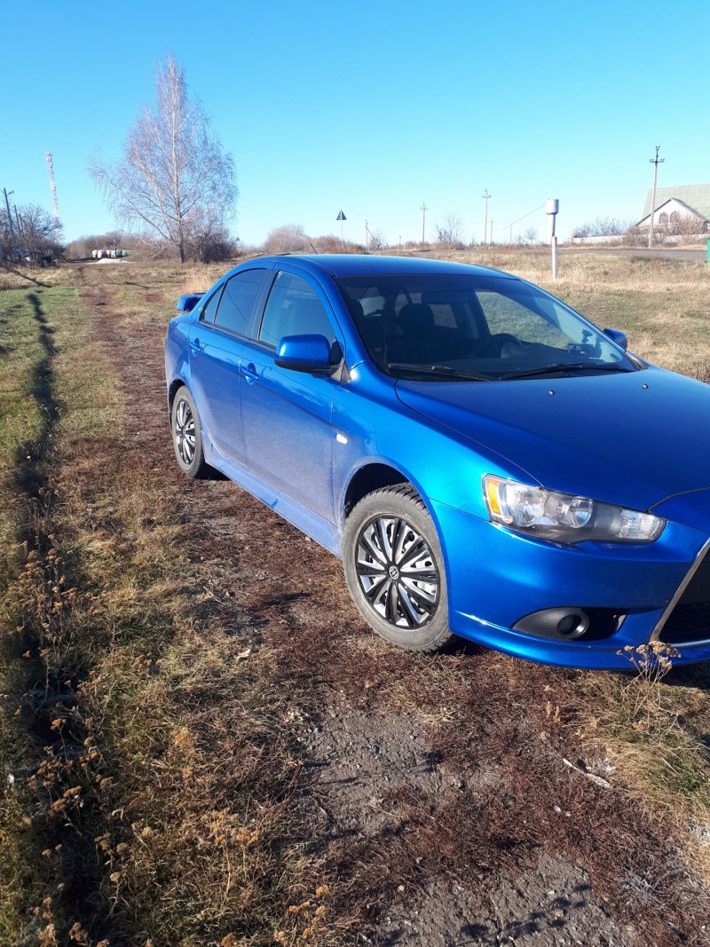 Mitsubishi Lancer синий