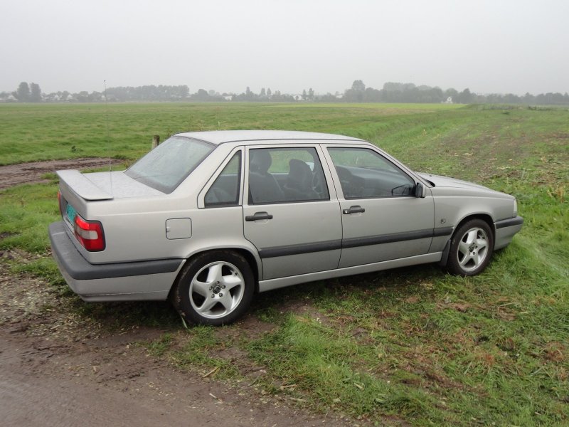 Volvo 850 серебристая