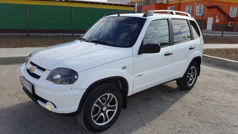 Chevrolet Niva белая