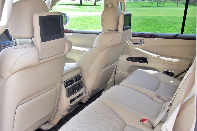 Lexus LX 570 2019 салон