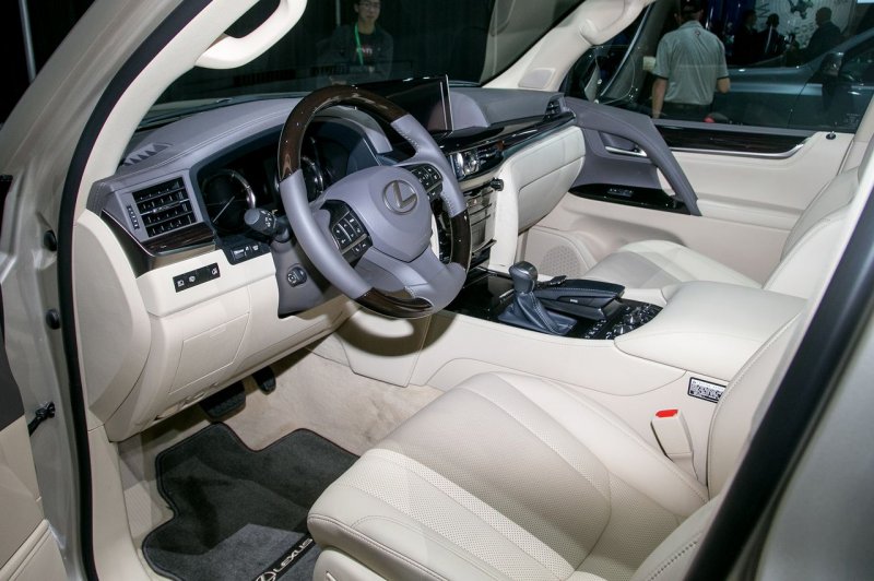 Лексус LX 570 белый салон