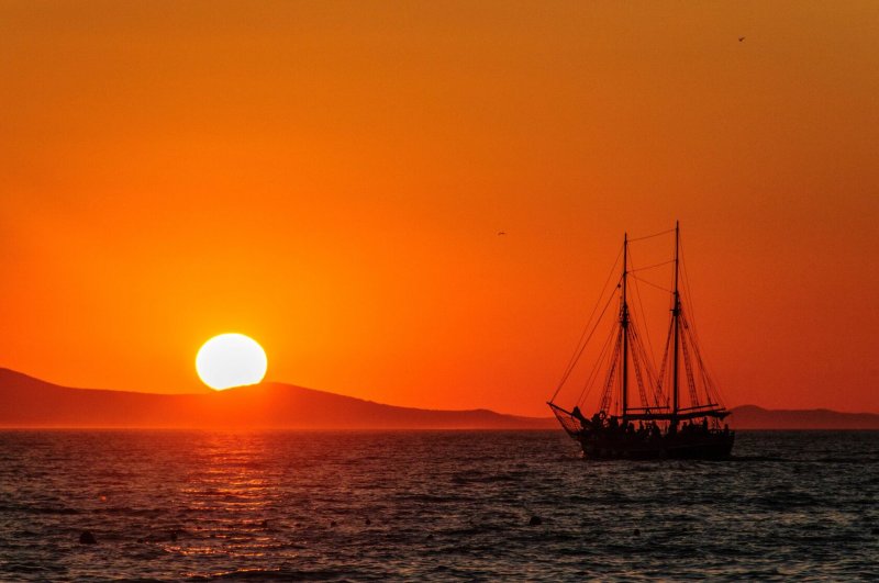 Море закат корабль
