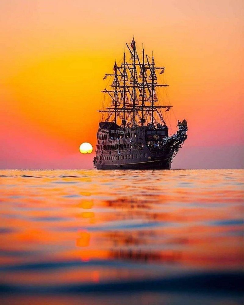 Корабль в море