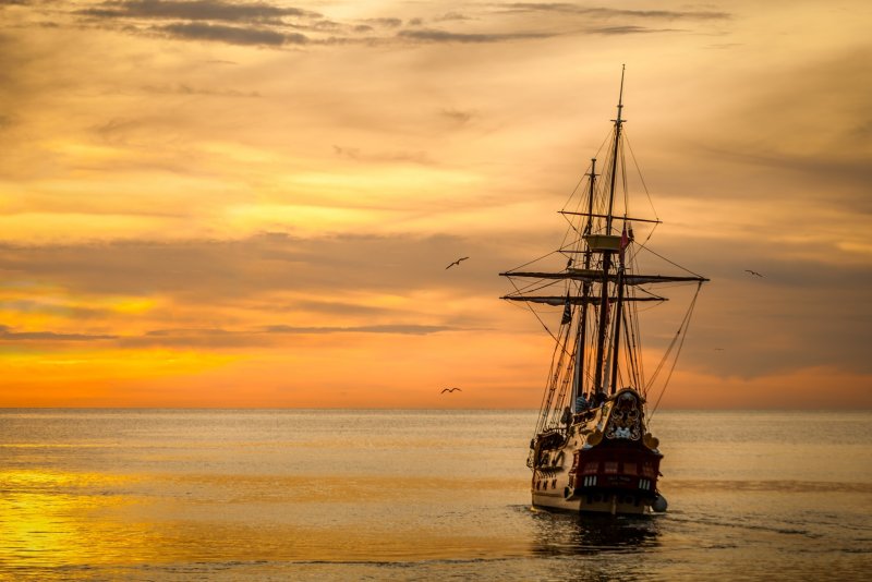Море закат корабль
