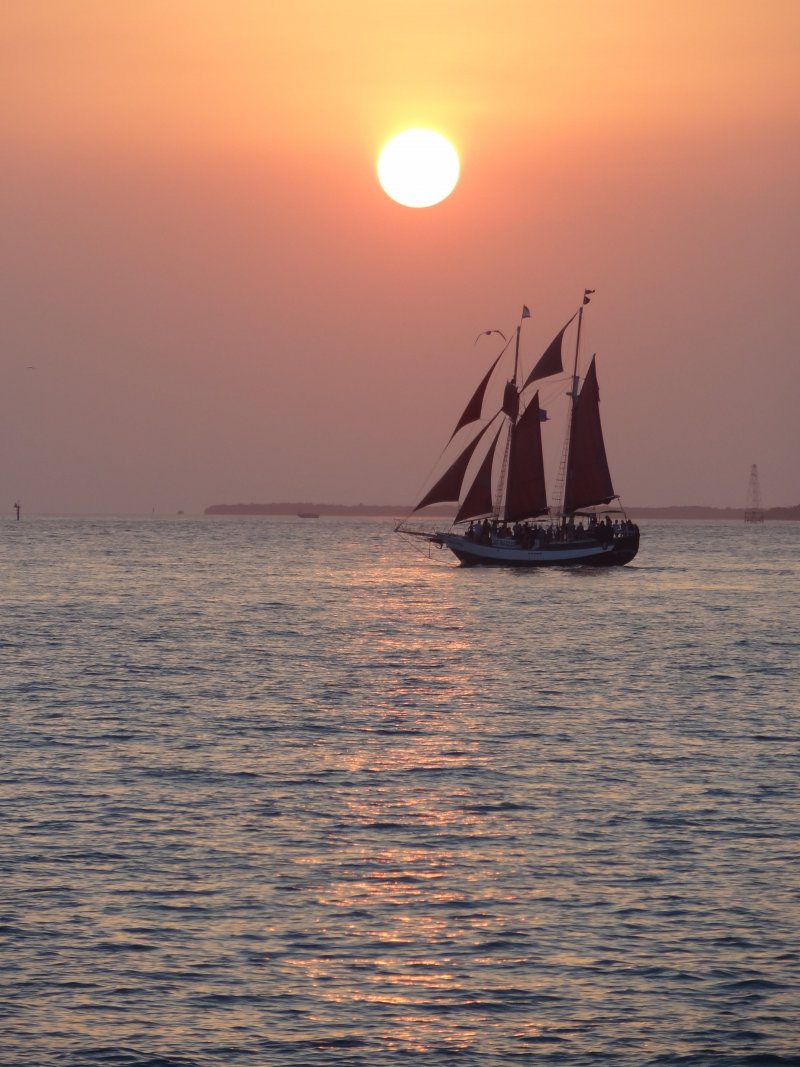Корабль в море