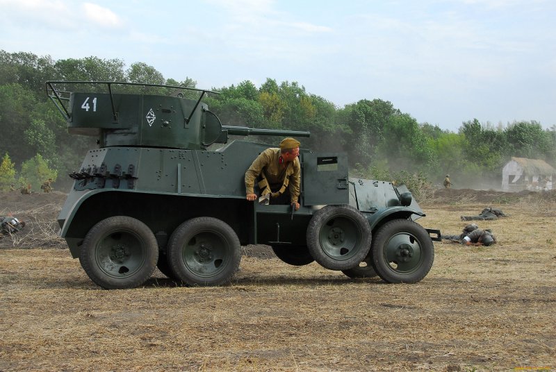 Um 1/35 бронеавтомобиль БТР-152д