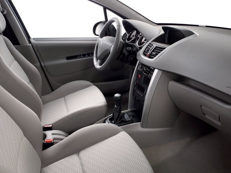 Peugeot 207 2008 салон