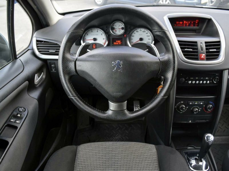 Peugeot 207 i 2007 салон