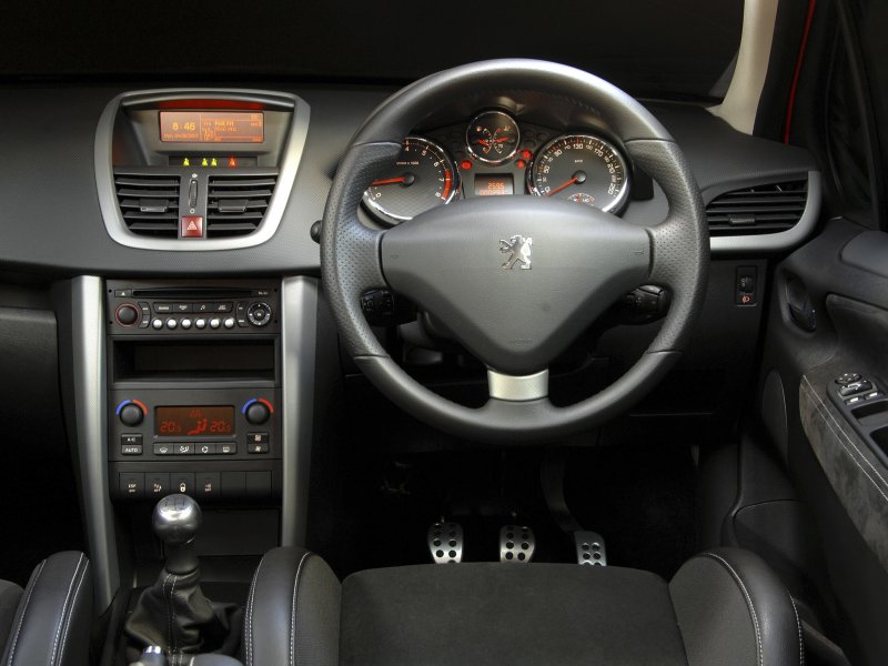 Peugeot 207 2008 салон