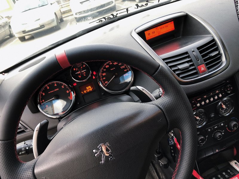 Peugeot 207 2009 салон