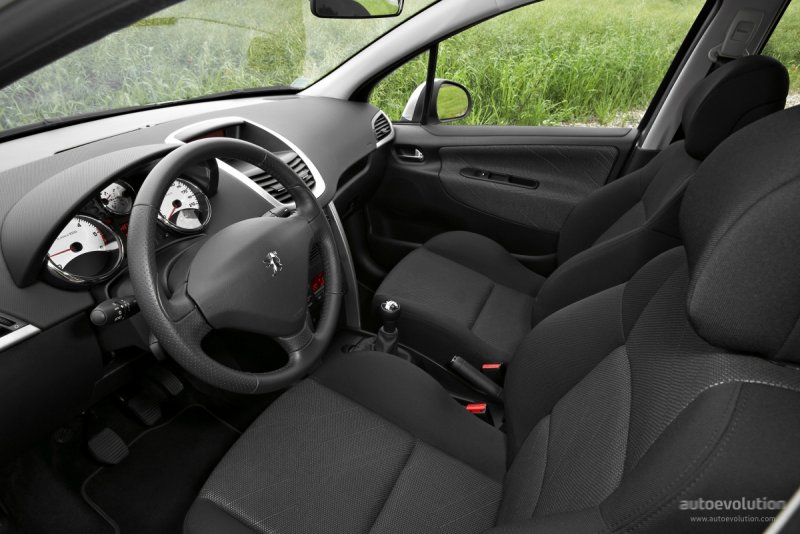 Peugeot 207 2008 салон