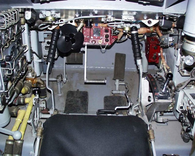 Место механика водителя т-72