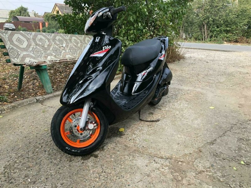 Honda Dio af-35 на белом фоне