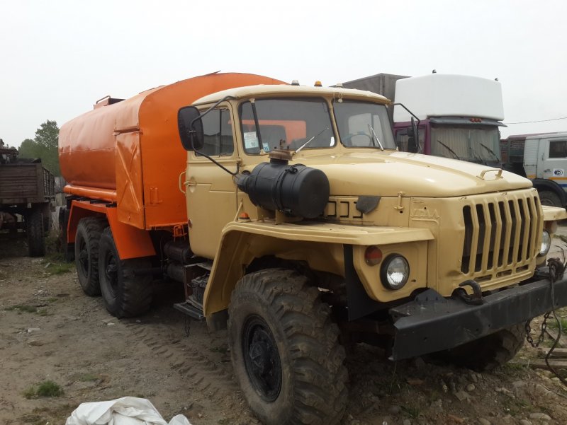 Урал 5557 бензовоз