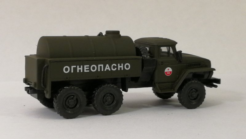 Игрушка Урал 4320 бензовоз