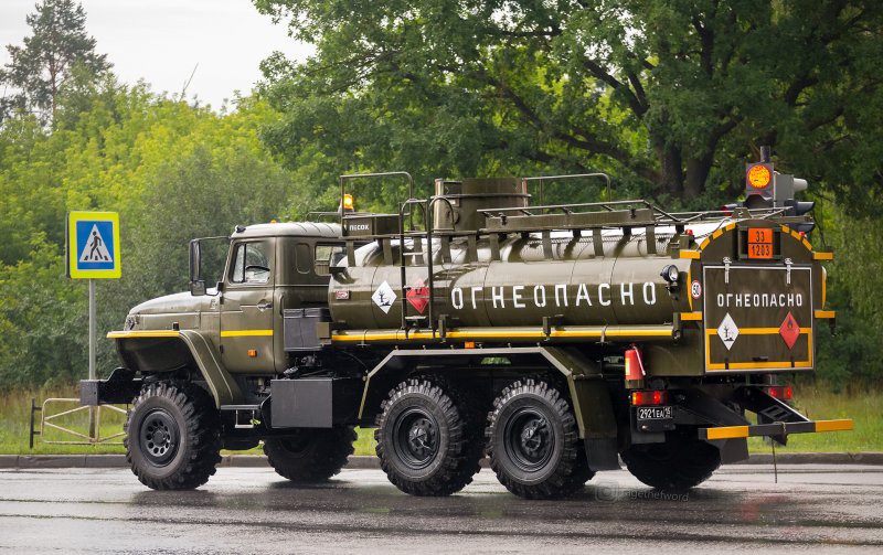 Урал бензовоз военный 5557