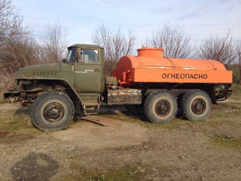 Урал 375 топливозаправщик