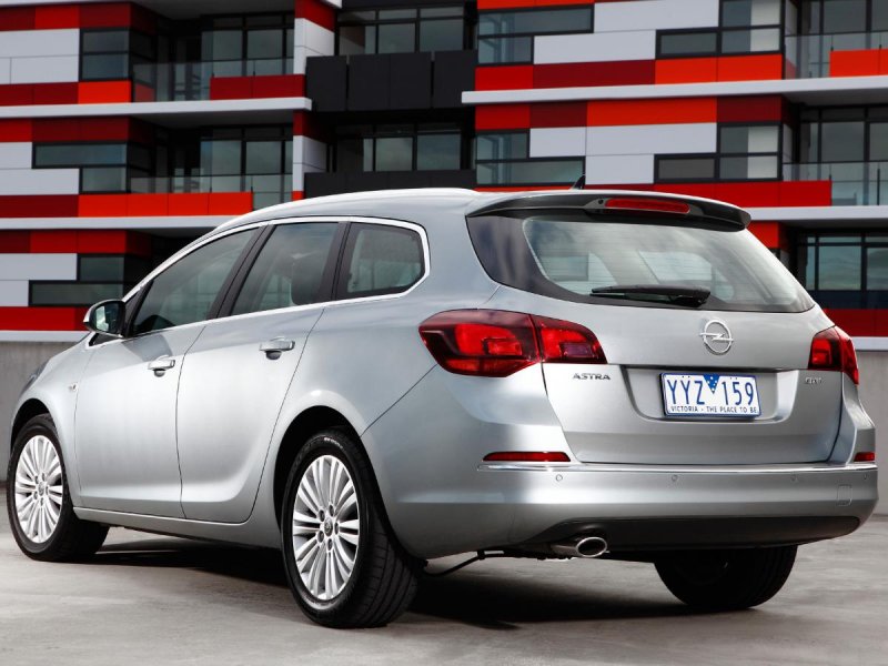 Opel Astra Sports Tourer 2011