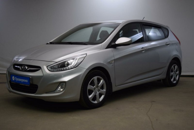 Hyundai Solaris 2018 серебристый тонированный