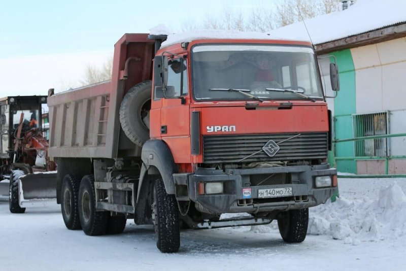 Урал 63685 бортовой бескапотный
