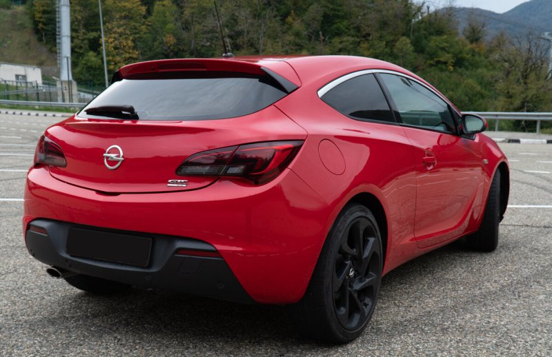 Opel Astra GTC 2013 купе