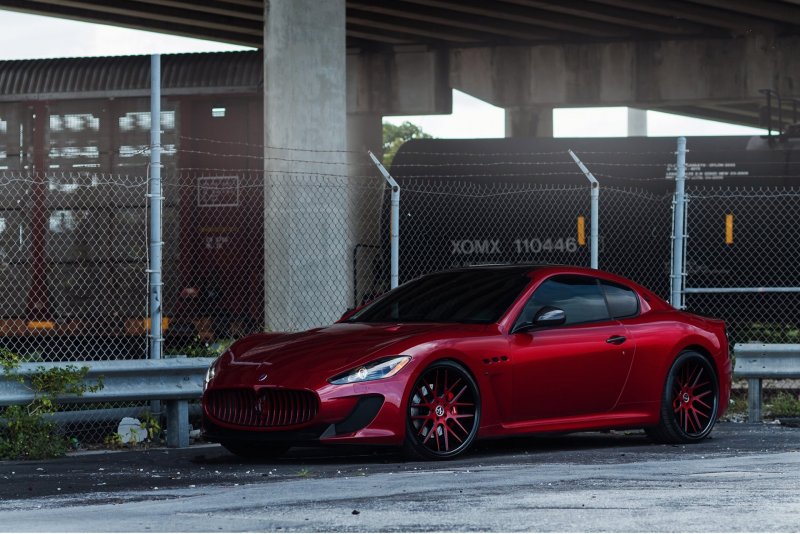 Maserati GRANTURISMO S Вишневая