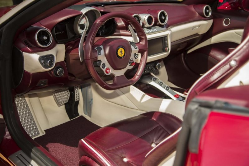 Ferrari California красная салон