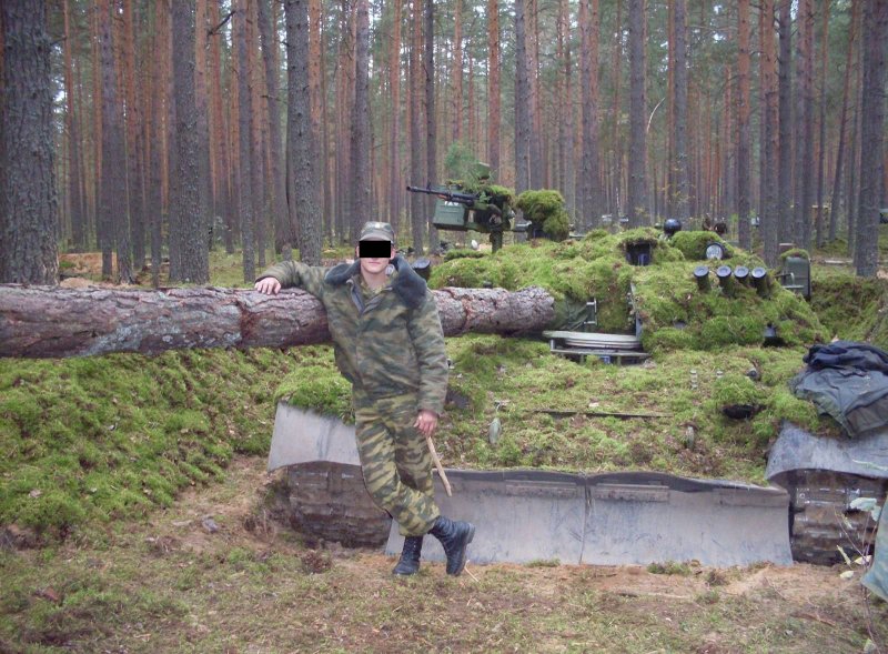 Замаскированный танк т80 в дозоре