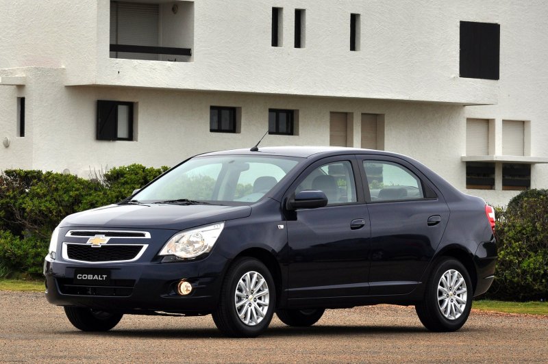 Белый Chevrolet Cobalt вид сзади