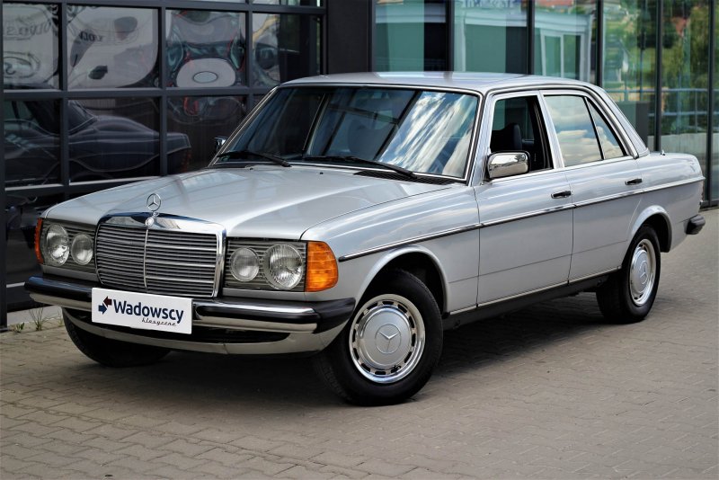 Mercedes-Benz 230 седан