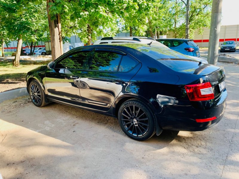 Skoda Octavia белая а7 диски р19