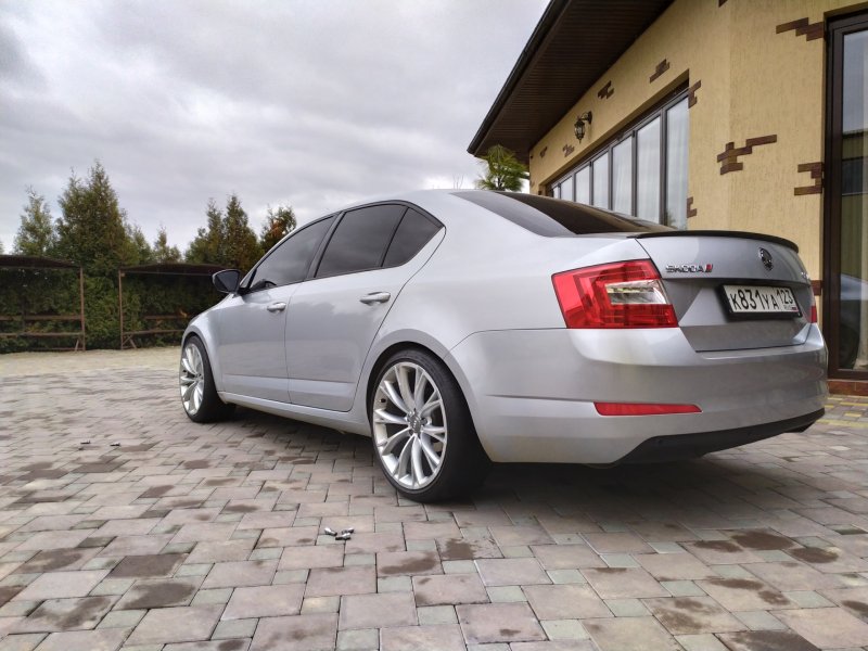 Skoda Octavia r17 белая