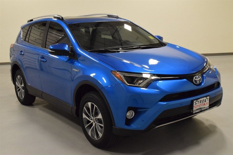 Синяя Toyota rav4 2017