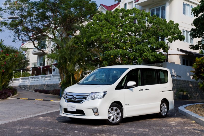 Минивэн Nissan Serena