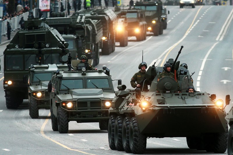 Военный парад с машинами