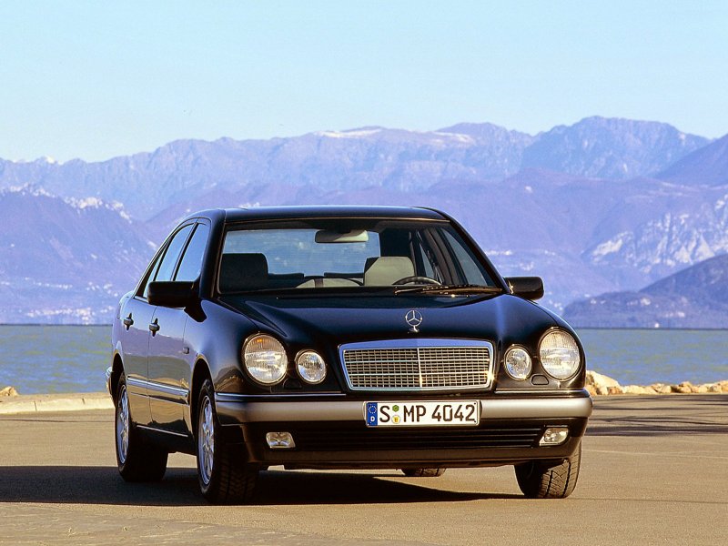 Мерседес Бенц е 210