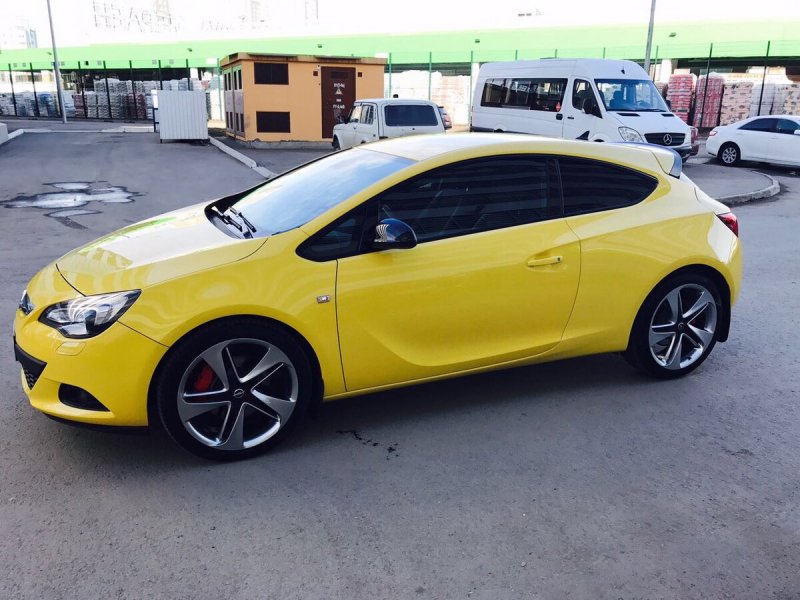 Opel Astra GTC 2013 купе