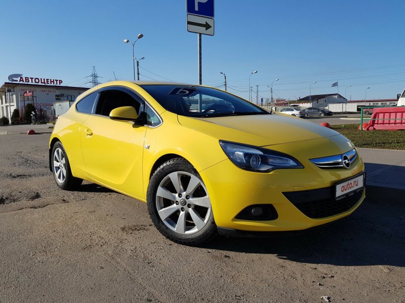 Opel Astra GTC желтая