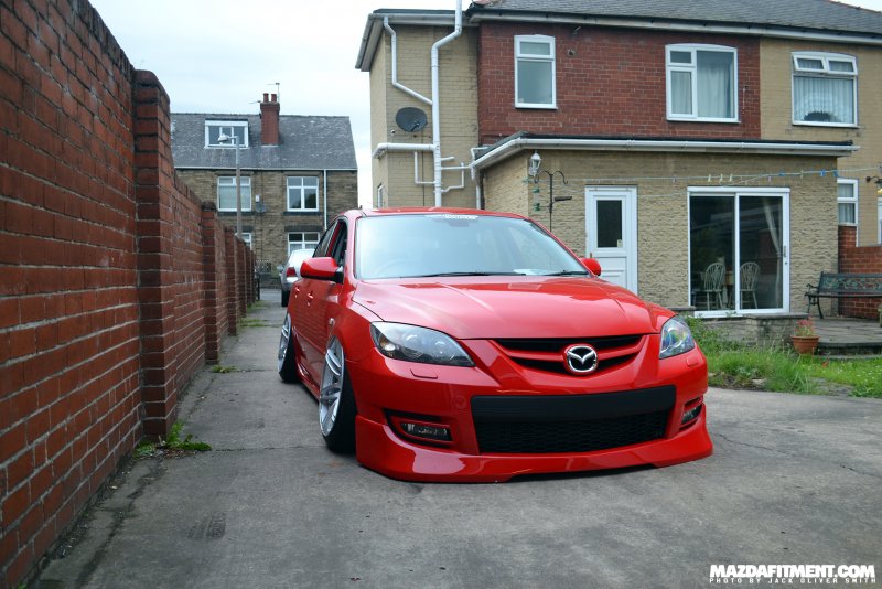 Mazda 325 v