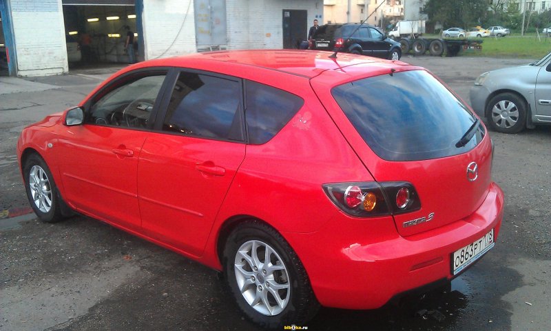 Mazda 325 v