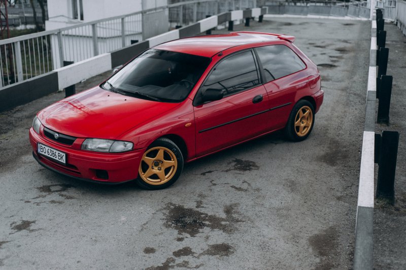 Мазда 323 седан 1998г