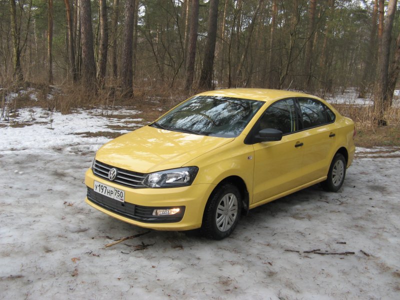 Volkswagen Polo sedan желтый