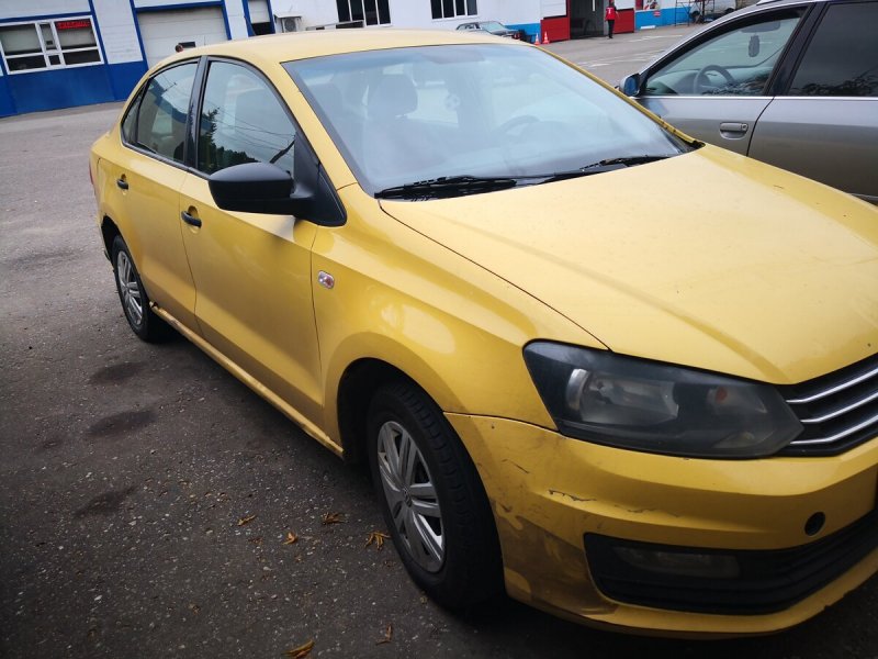 Volkswagen Polo желтый